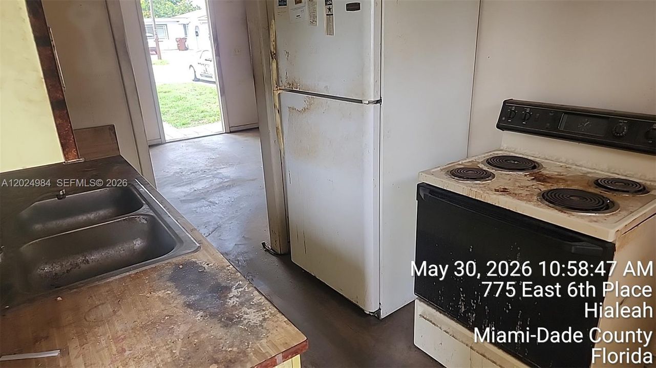 For Sale: $300,000 (2 beds, 1 baths, 936 Square Feet)