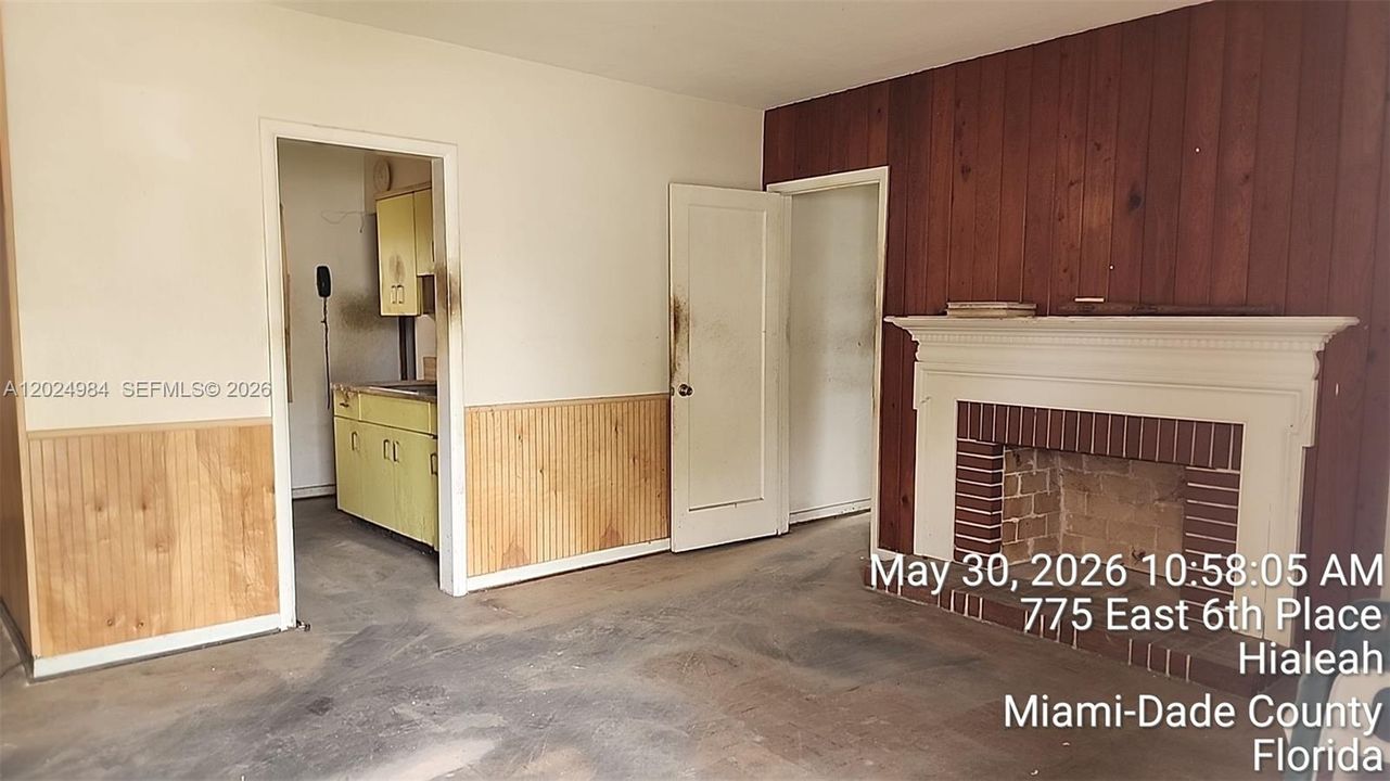 For Sale: $300,000 (2 beds, 1 baths, 936 Square Feet)