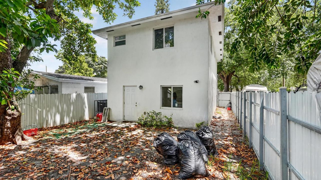 28-2902-NW-44th-St-Miami-WindowStill