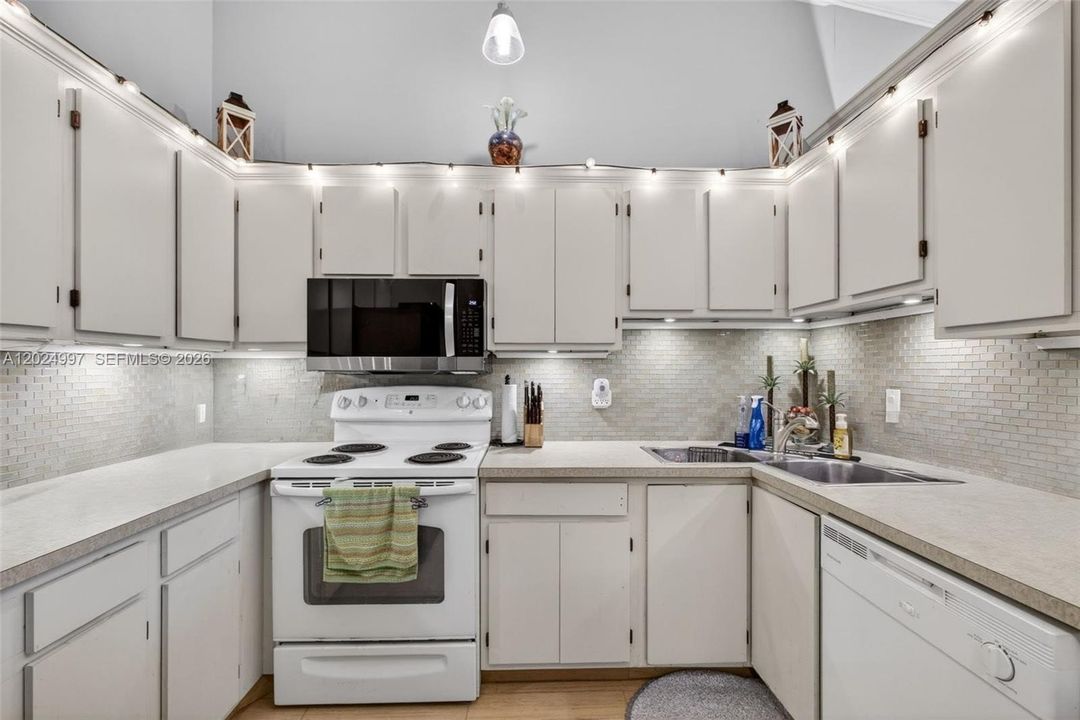 For Sale: $245,000 (2 beds, 2 baths, 1025 Square Feet)