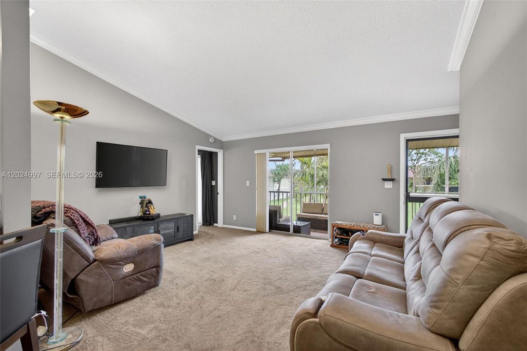 For Sale: $245,000 (2 beds, 2 baths, 1025 Square Feet)