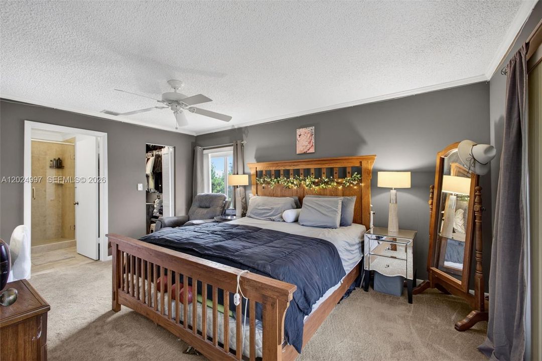 For Sale: $245,000 (2 beds, 2 baths, 1025 Square Feet)