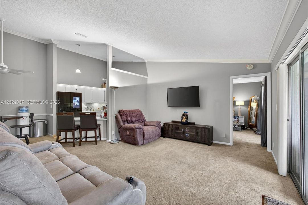 For Sale: $245,000 (2 beds, 2 baths, 1025 Square Feet)