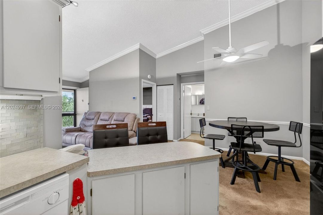 For Sale: $245,000 (2 beds, 2 baths, 1025 Square Feet)