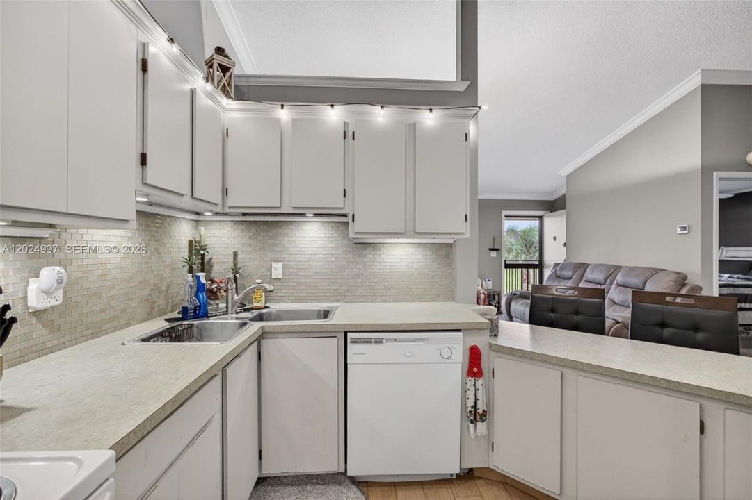 For Sale: $245,000 (2 beds, 2 baths, 1025 Square Feet)