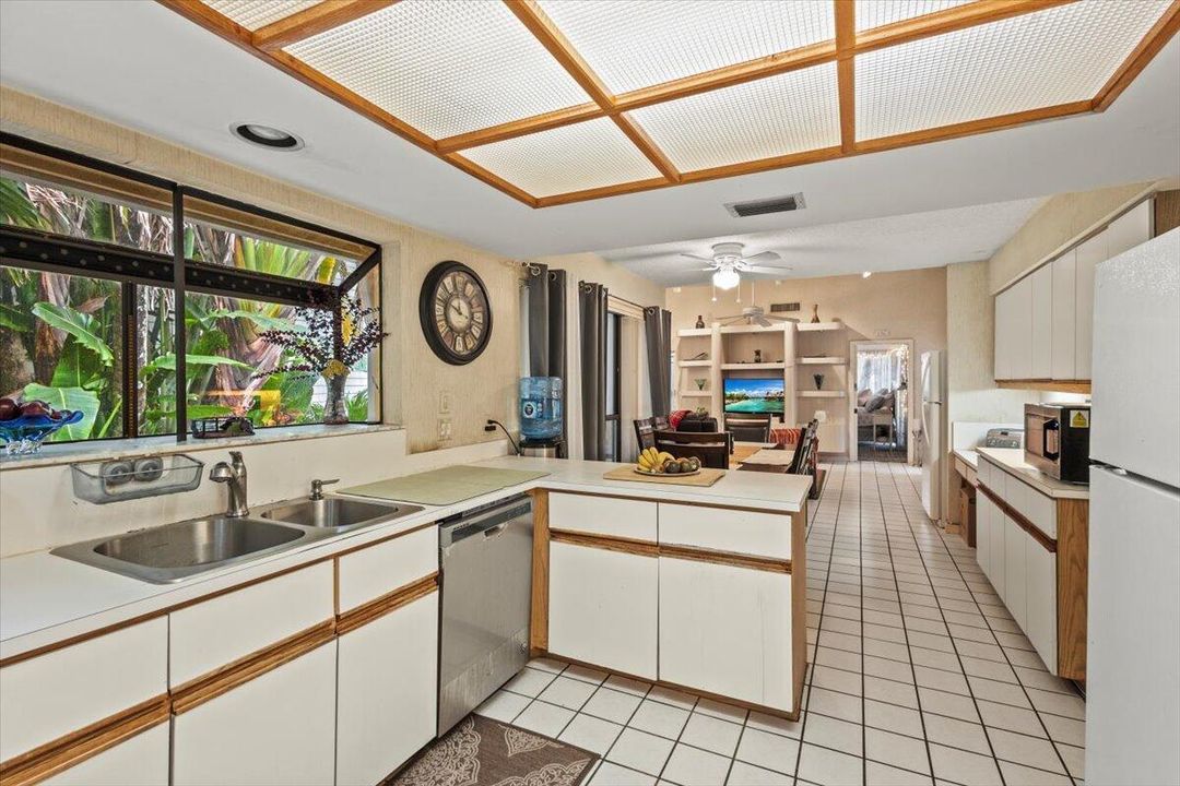 KITCHEN AREA NO 18-E