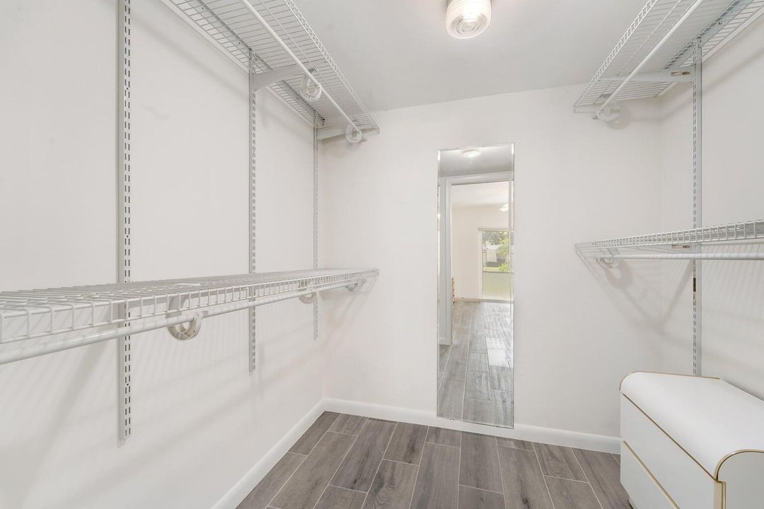 WALK IN CLOSET