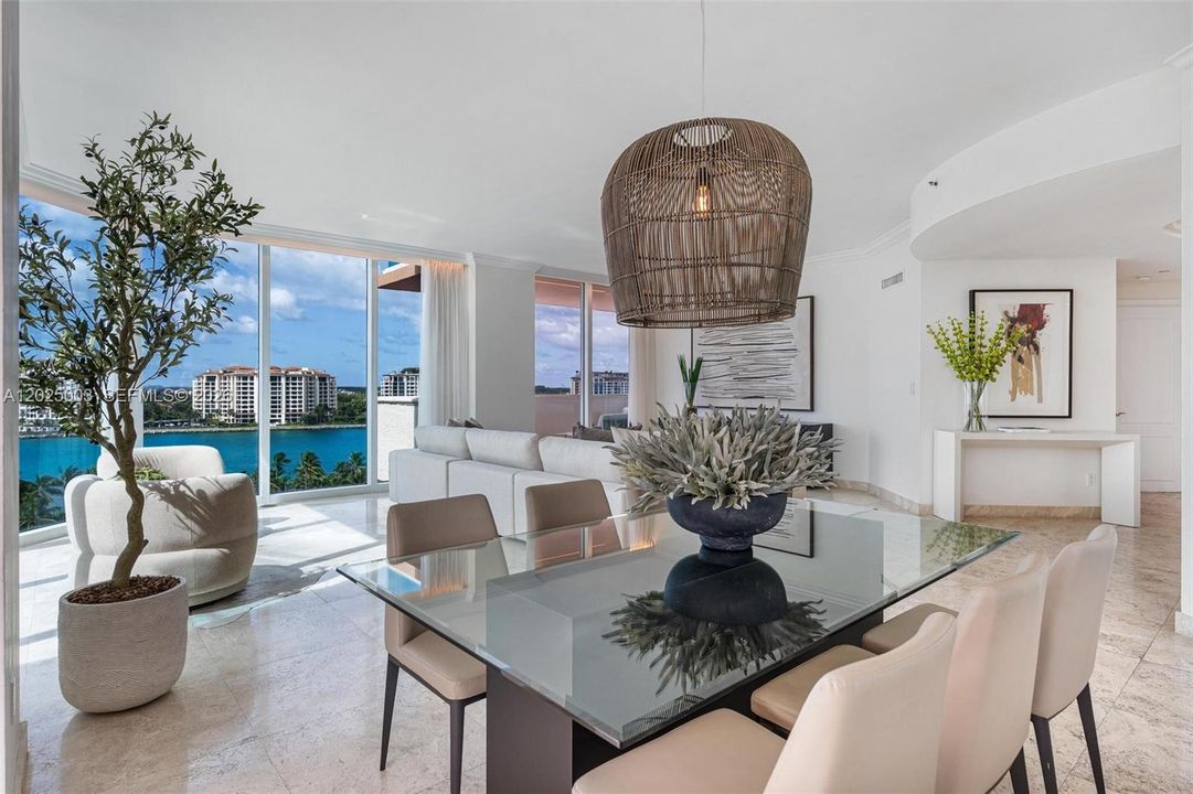 En Venta: $3,199,000 (3 camas, 2 baños, 2340 Pies cuadrados)