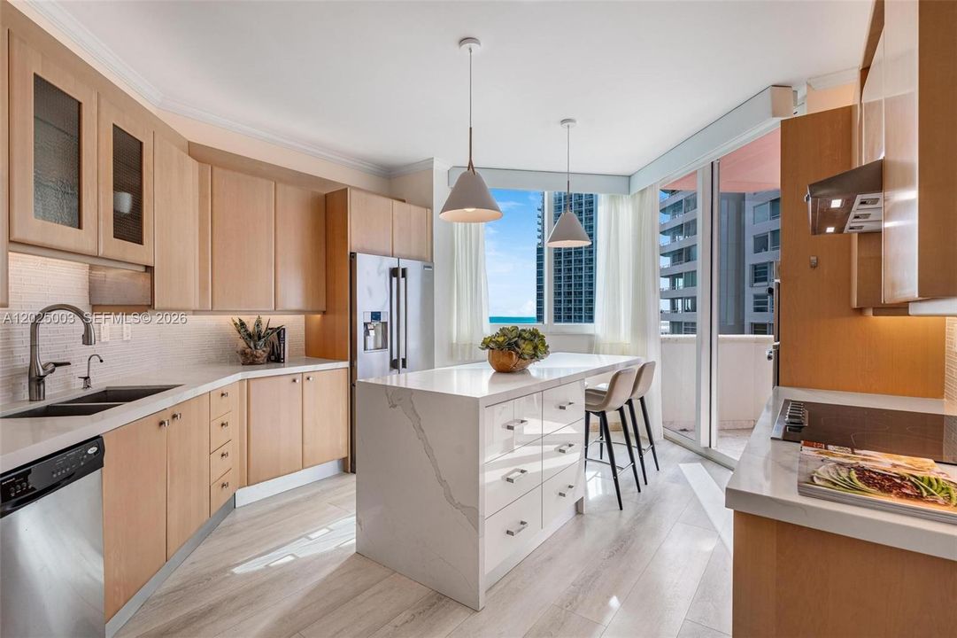 En Venta: $3,199,000 (3 camas, 2 baños, 2340 Pies cuadrados)