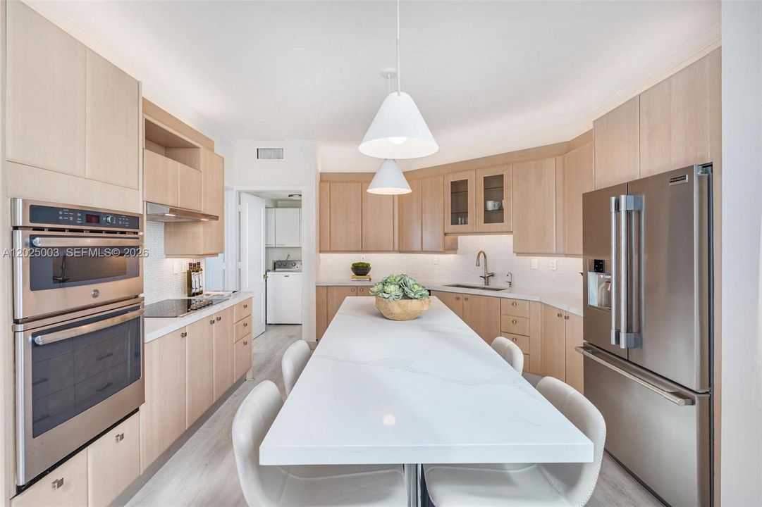 En Venta: $3,199,000 (3 camas, 2 baños, 2340 Pies cuadrados)