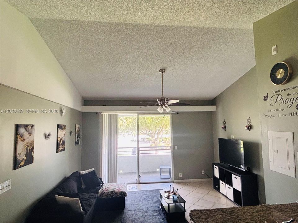 For Sale: $179,000 (1 beds, 1 baths, 620 Square Feet)