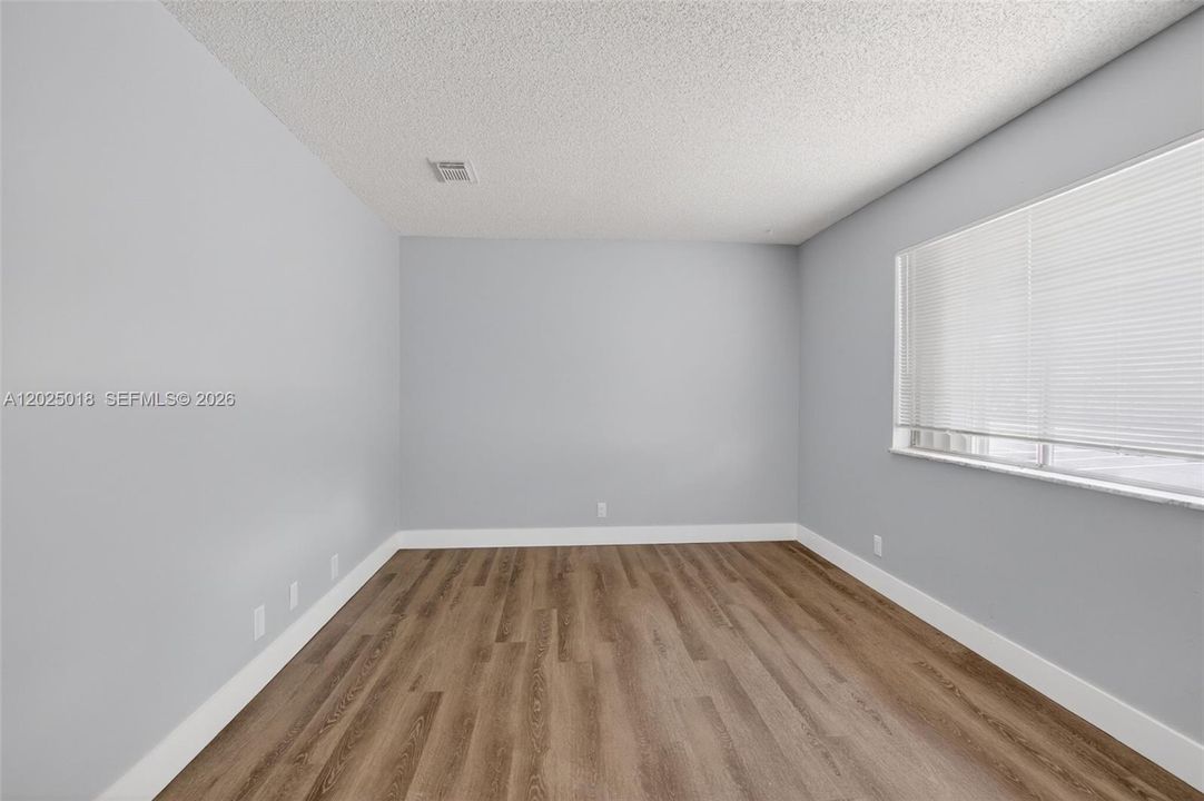 For Rent: $1,950 (2 beds, 1 baths, 842 Square Feet)