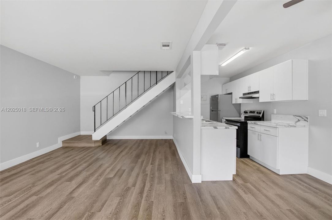 For Rent: $1,950 (2 beds, 1 baths, 842 Square Feet)