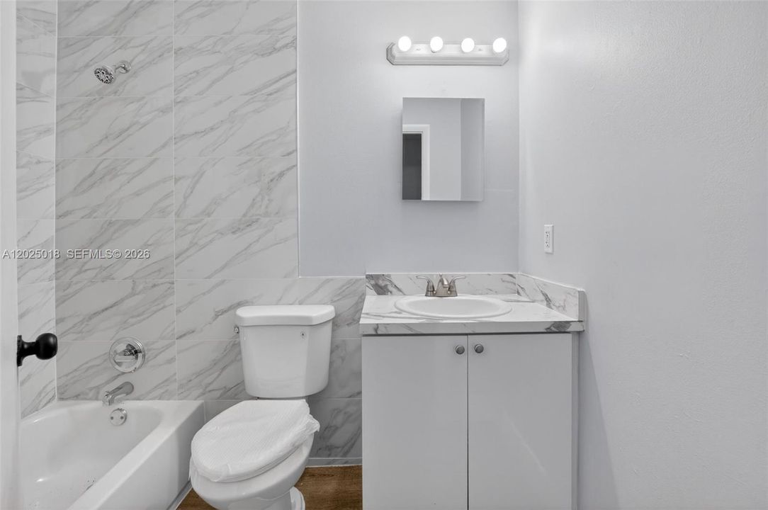 For Rent: $1,950 (2 beds, 1 baths, 842 Square Feet)