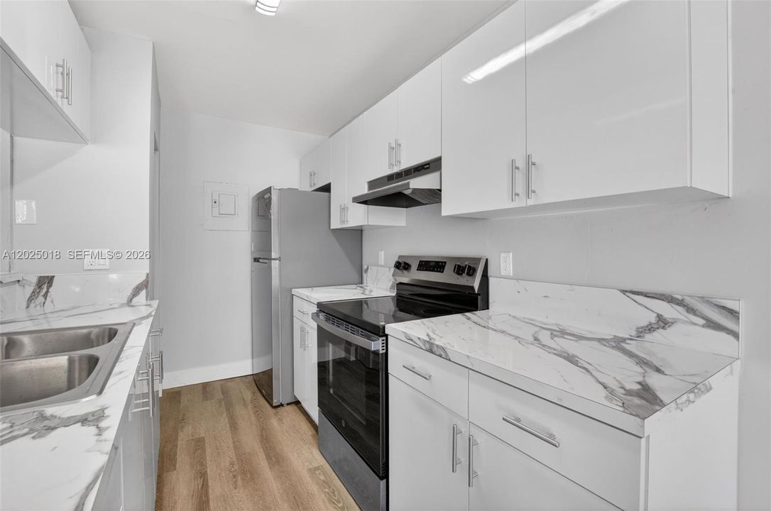 For Rent: $1,950 (2 beds, 1 baths, 842 Square Feet)