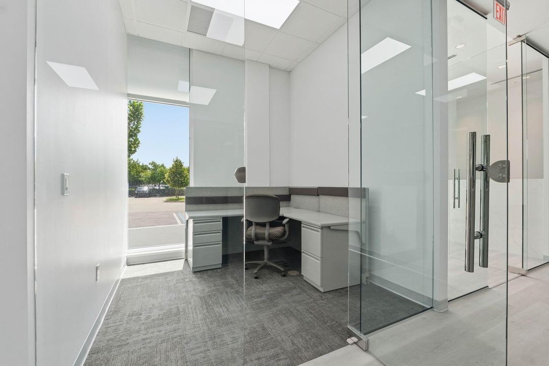 Exec off 1 next to reception w Window
