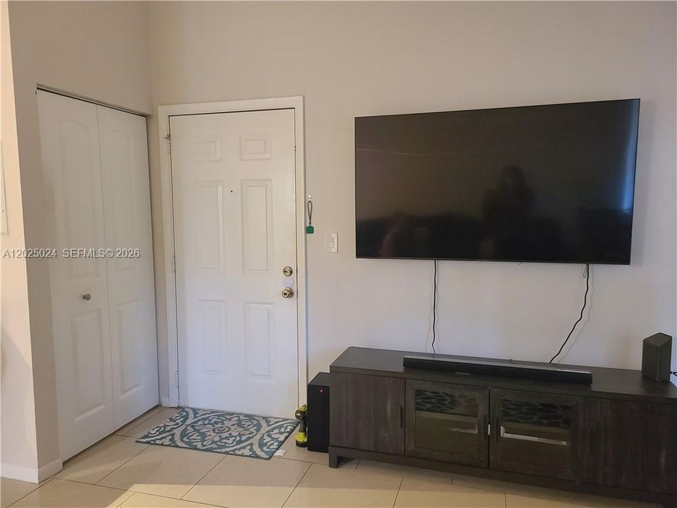 For Rent: $1,950 (1 beds, 1 baths, 620 Square Feet)