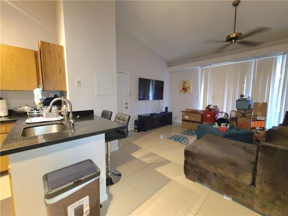 For Rent: $1,950 (1 beds, 1 baths, 620 Square Feet)