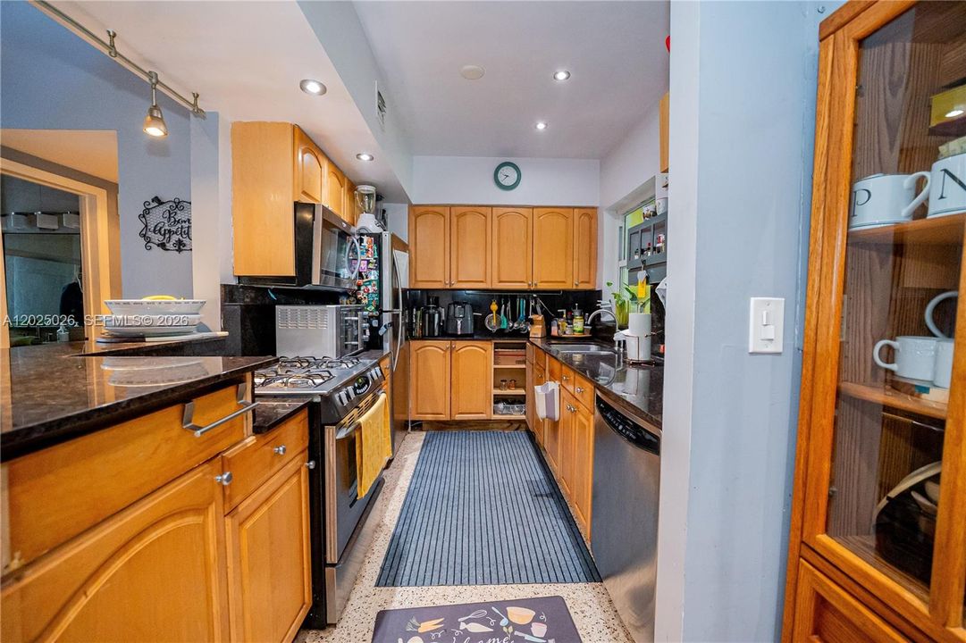 For Sale: $1,490,000 (2 beds, 2 baths, 1377 Square Feet)