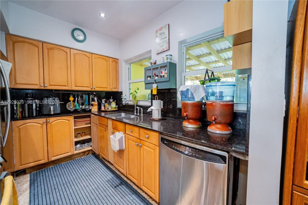 For Sale: $1,490,000 (2 beds, 2 baths, 1377 Square Feet)