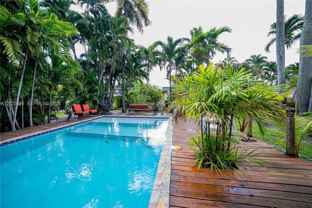 For Sale: $1,490,000 (2 beds, 2 baths, 1377 Square Feet)
