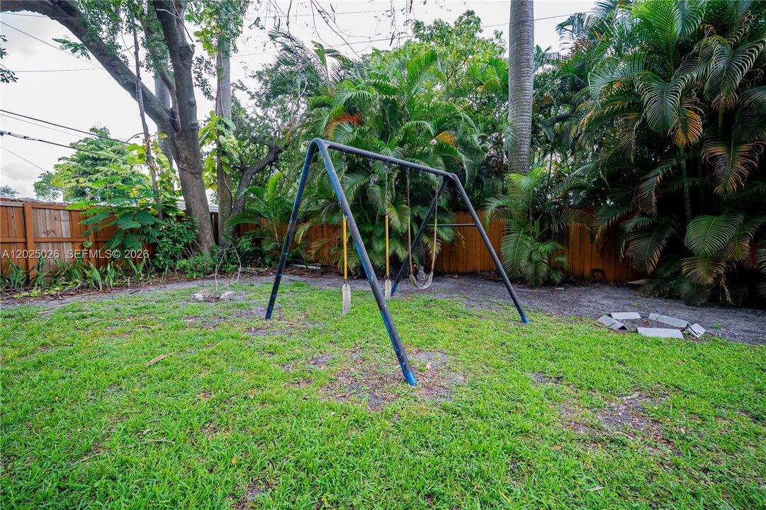For Sale: $1,490,000 (2 beds, 2 baths, 1377 Square Feet)