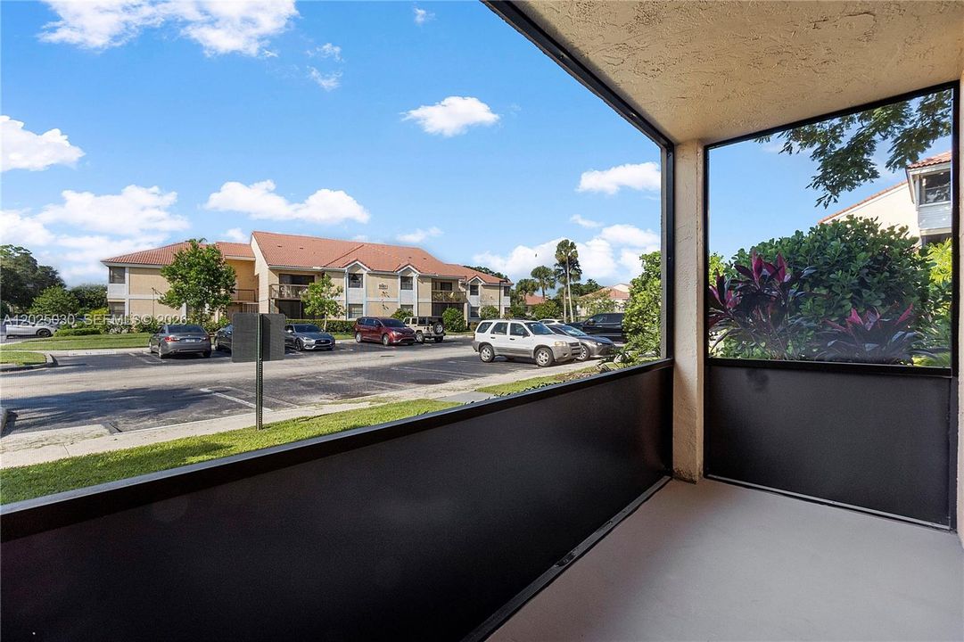 For Sale: $200,000 (1 beds, 1 baths, 814 Square Feet)