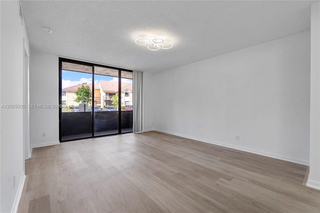For Sale: $200,000 (1 beds, 1 baths, 814 Square Feet)