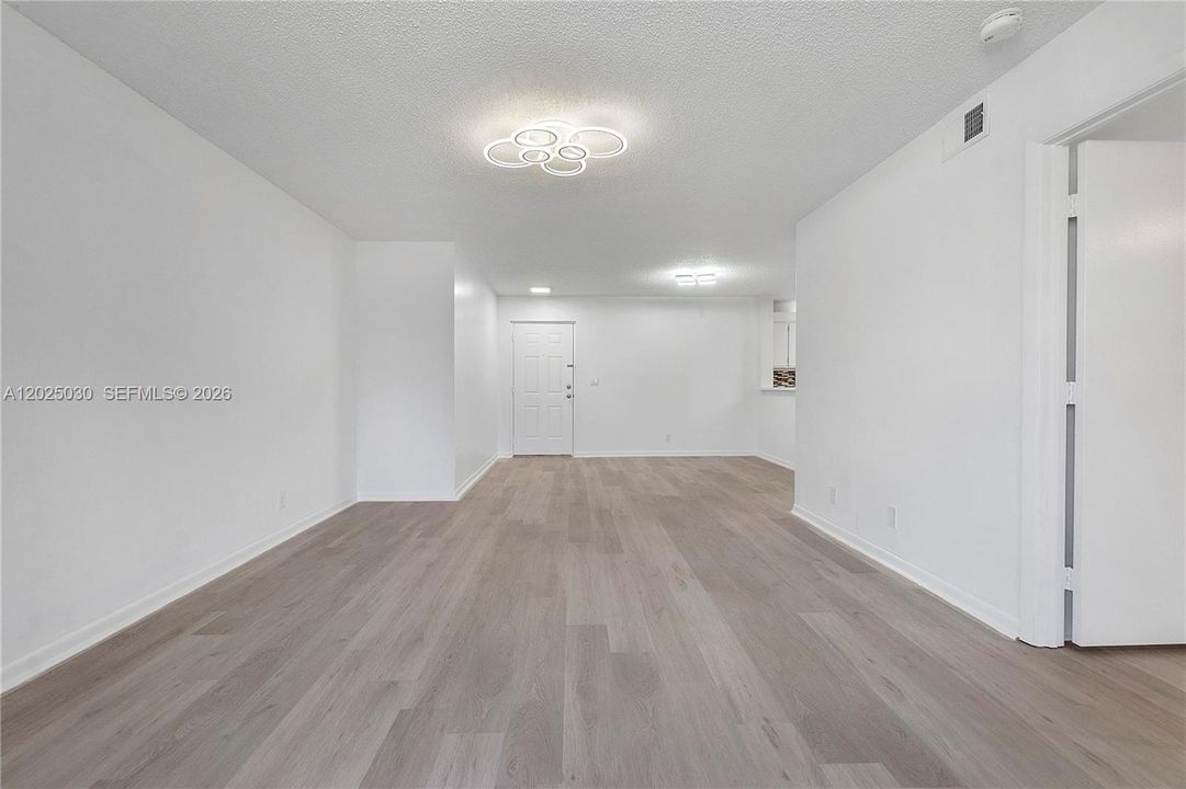 For Sale: $200,000 (1 beds, 1 baths, 814 Square Feet)