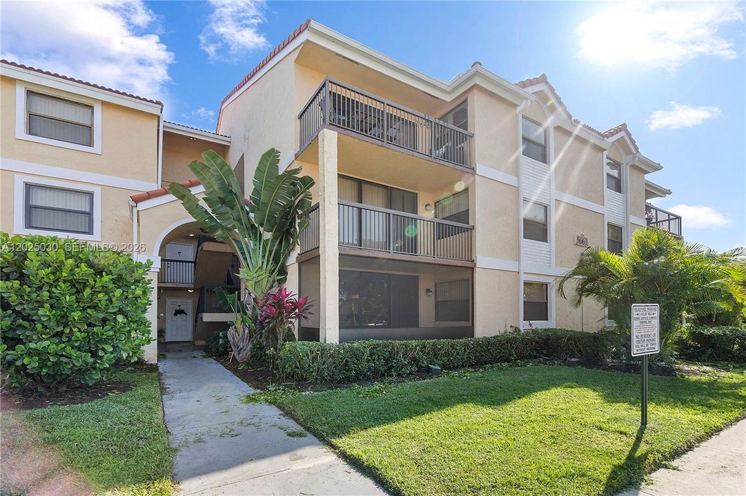 For Sale: $200,000 (1 beds, 1 baths, 814 Square Feet)