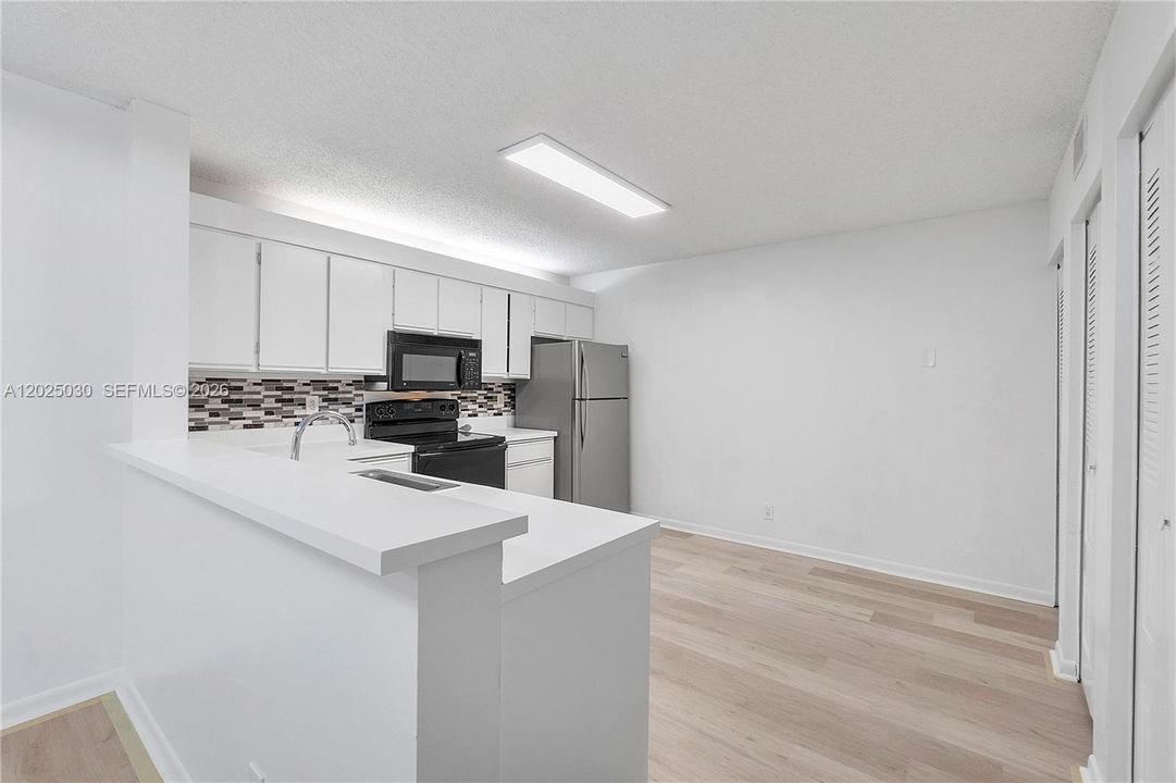 For Sale: $200,000 (1 beds, 1 baths, 814 Square Feet)