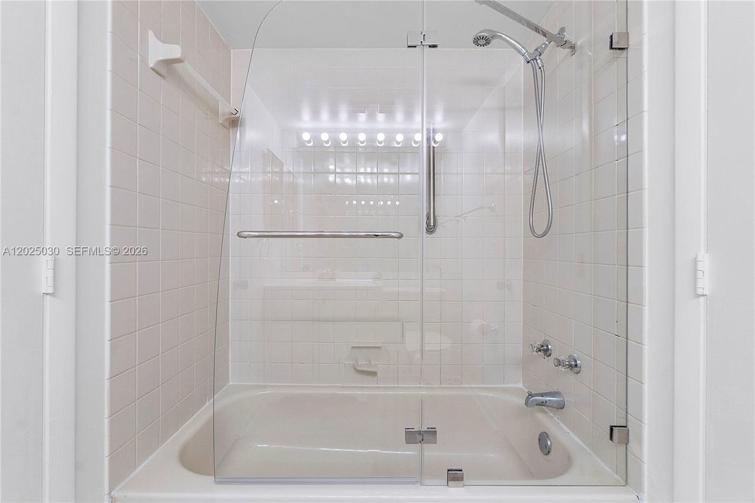 For Sale: $200,000 (1 beds, 1 baths, 814 Square Feet)