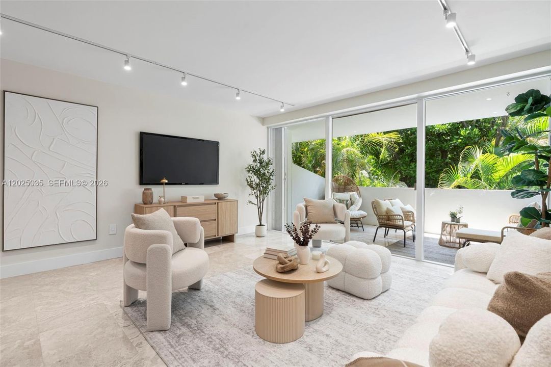 Active With Contract: $1,100,000 (2 beds, 2 baths, 1260 Square Feet)