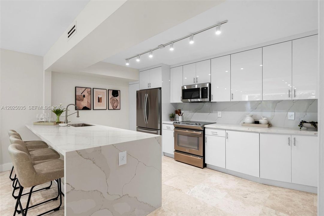 Active With Contract: $1,100,000 (2 beds, 2 baths, 1260 Square Feet)