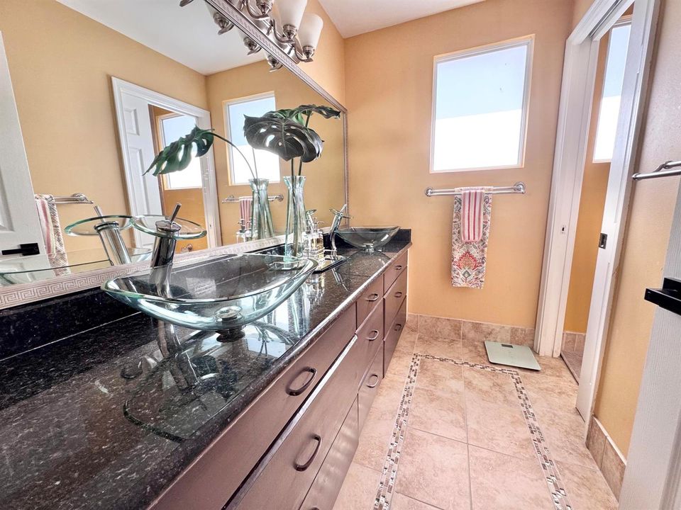 Full bathroom 2