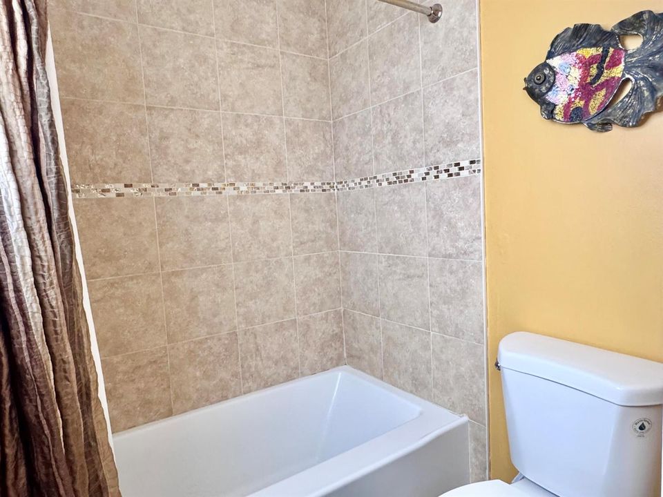 Full bathroom 2