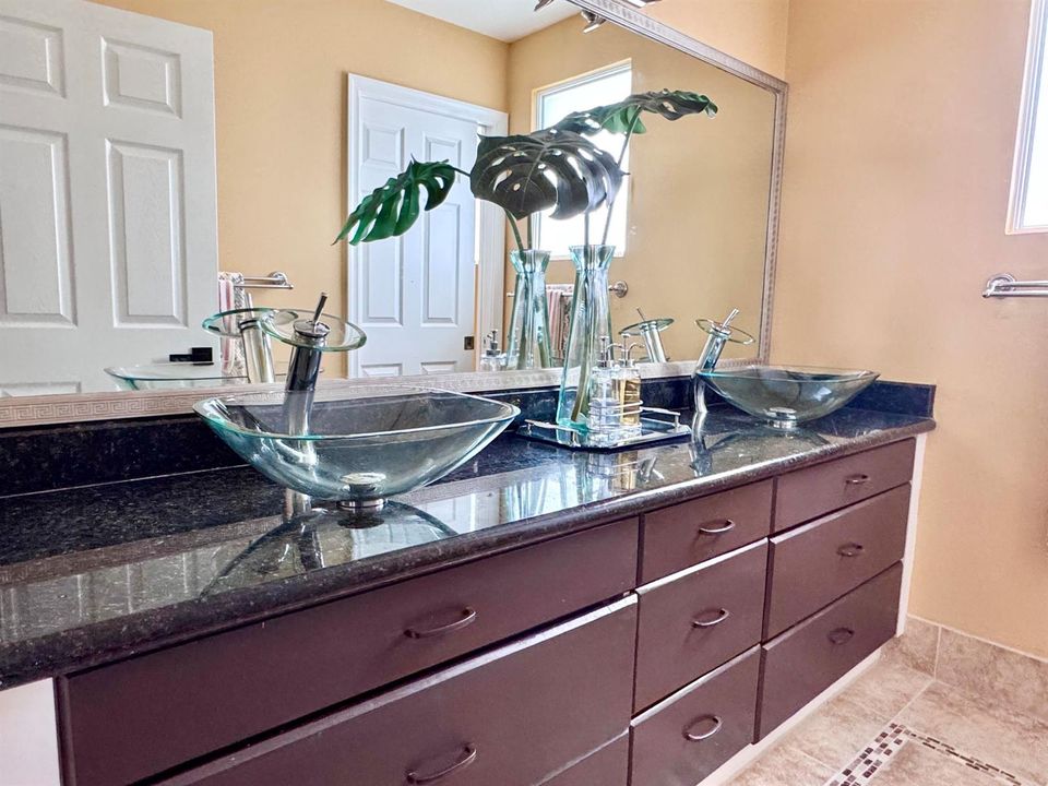 Full bathroom 2