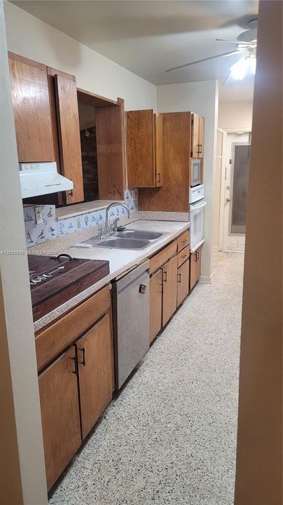 Недавно продано: $549,000 (4 спален, 2 ванн, 1714 Квадратных фут)