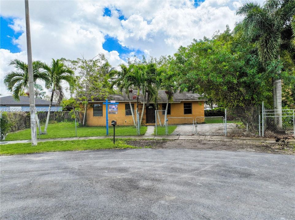 For Sale: $430,000 (4 beds, 2 baths, 1462 Square Feet)