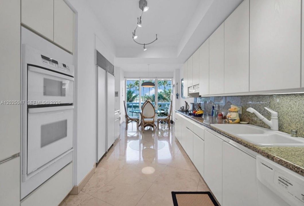 For Sale: $2,999,000 (2 beds, 2 baths, 2160 Square Feet)