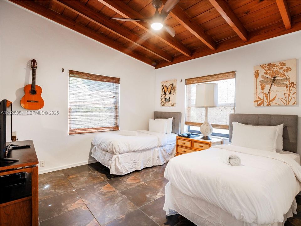 For Sale: $925,000 (3 beds, 2 baths, 1380 Square Feet)