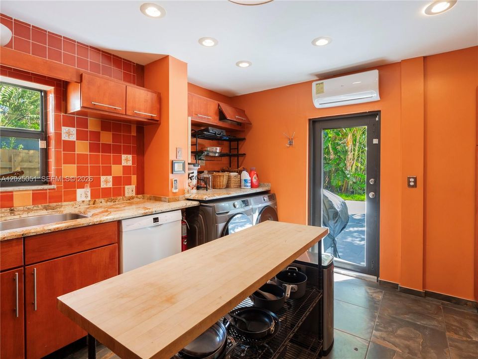 For Sale: $925,000 (3 beds, 2 baths, 1380 Square Feet)