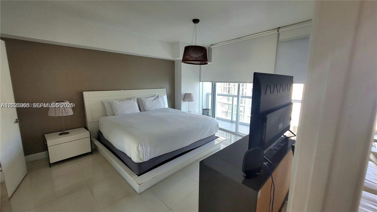 For Sale: $620,000 (1 beds, 1 baths, 876 Square Feet)
