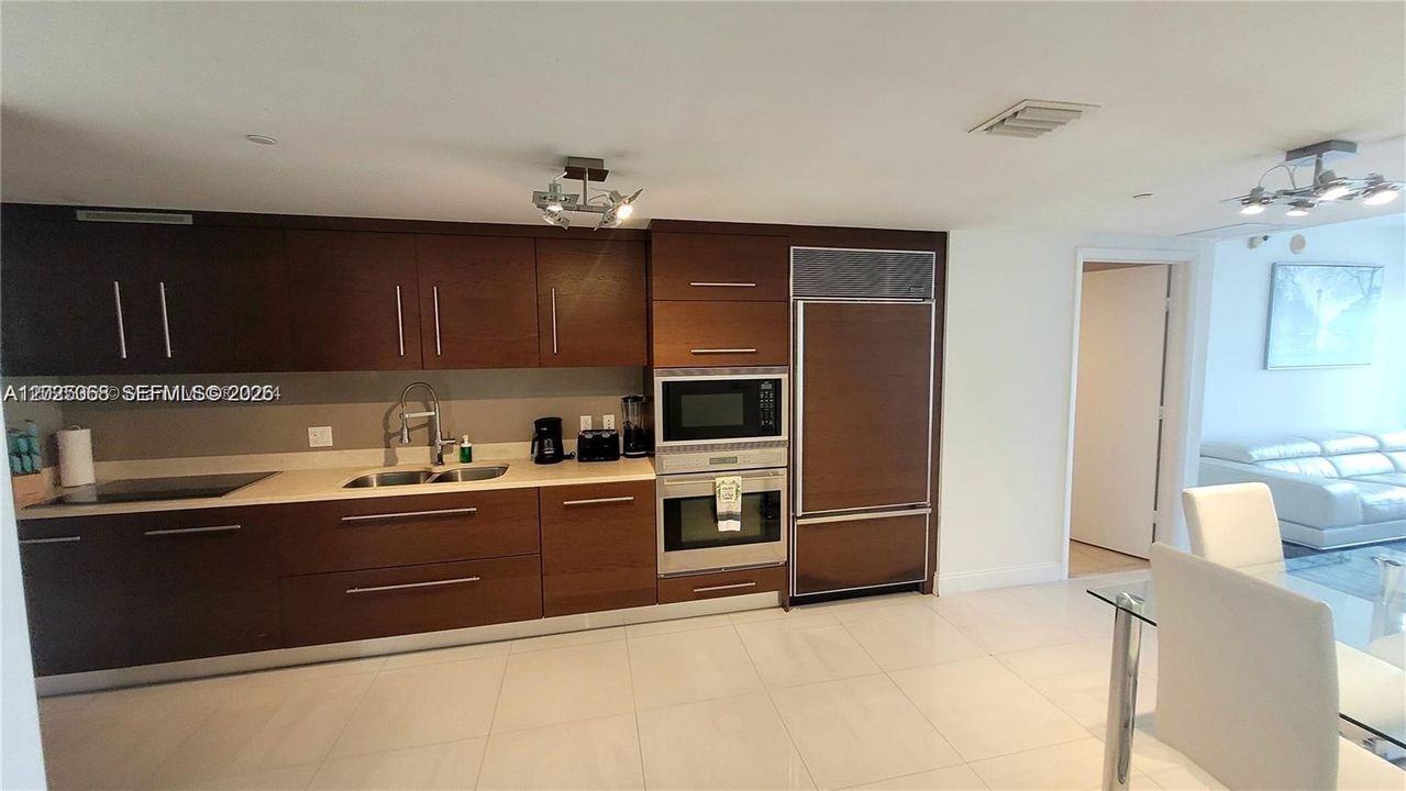 For Sale: $620,000 (1 beds, 1 baths, 876 Square Feet)