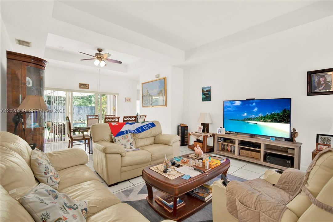 En Venta: $430,000 (3 camas, 2 baños, 1443 Pies cuadrados)
