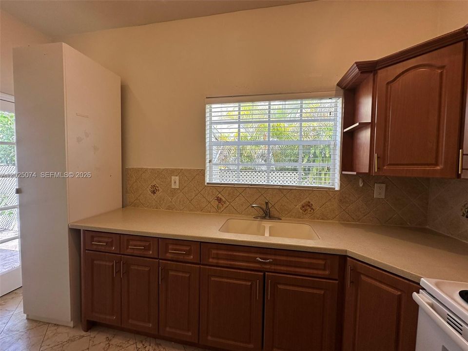 Activo con contrato: $2,700 (3 camas, 1 baños, 0 Pies cuadrados)
