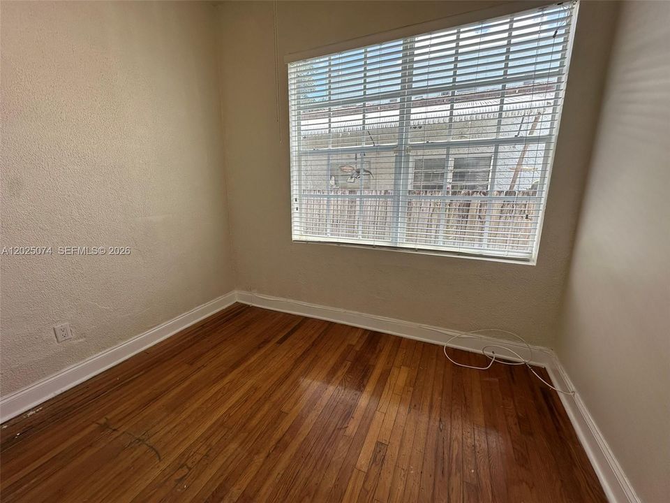 Activo con contrato: $2,700 (3 camas, 1 baños, 0 Pies cuadrados)