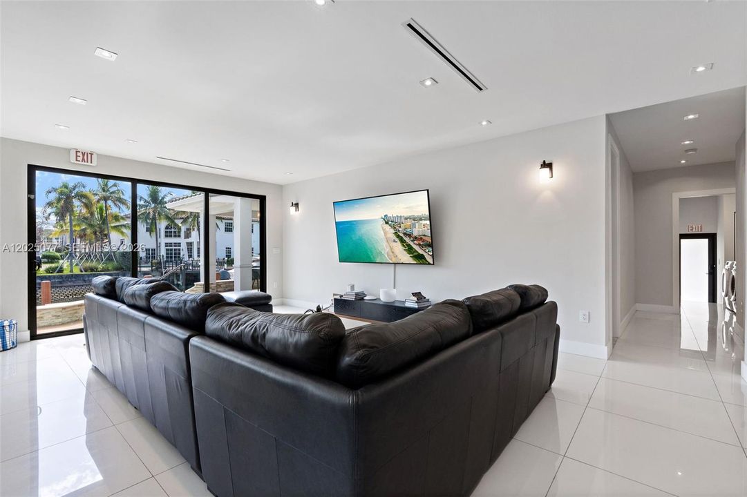For Sale: $4,950,000 (5 beds, 6 baths, 4021 Square Feet)