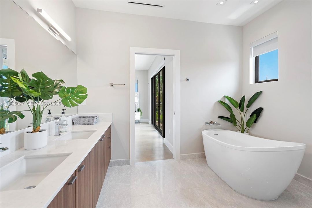 For Sale: $4,950,000 (5 beds, 6 baths, 4021 Square Feet)