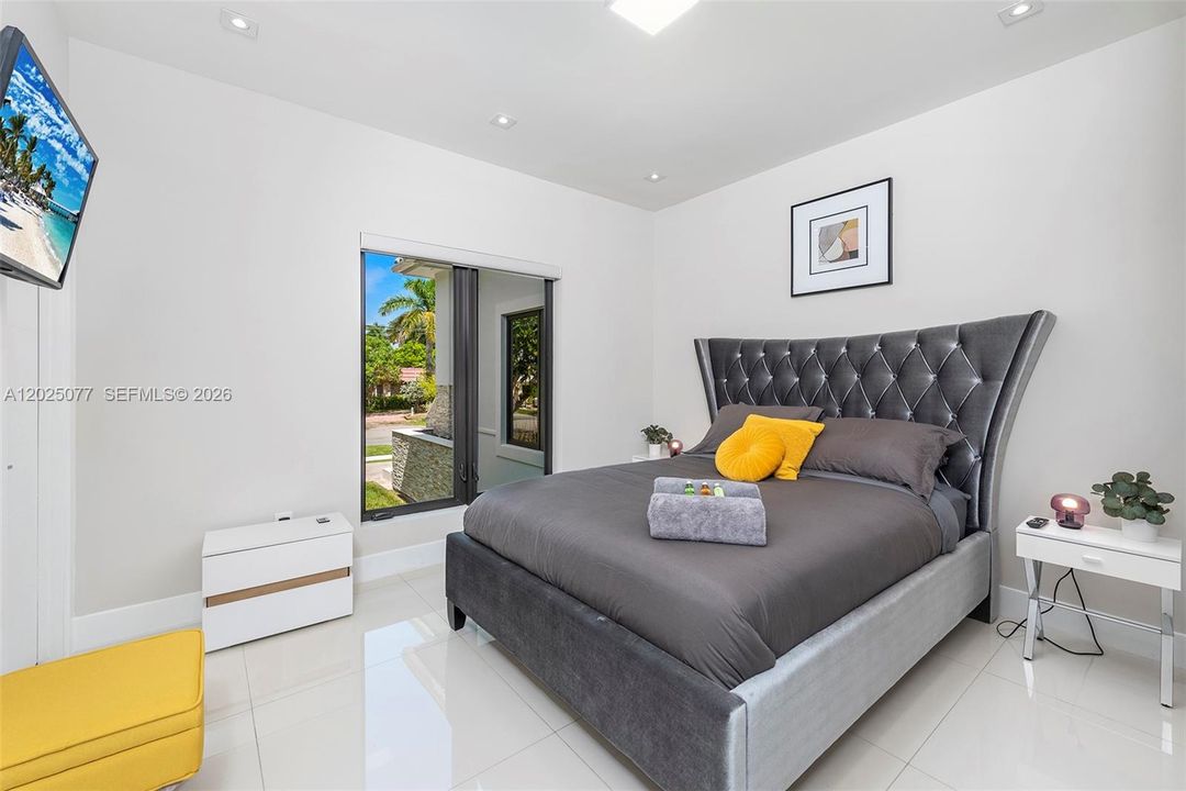 For Sale: $4,950,000 (5 beds, 6 baths, 4021 Square Feet)